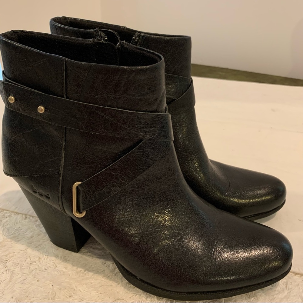 B.O.C Born chunky leather zip up ankle bootie color black, size 7.5 medium